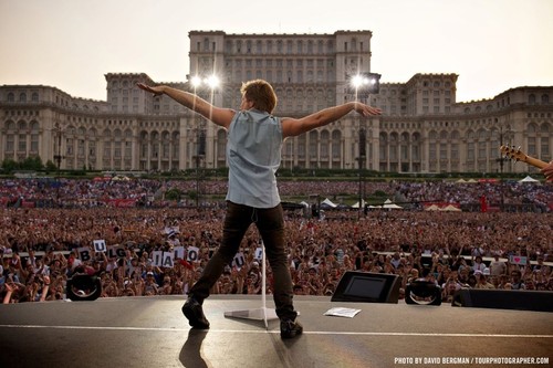 Jon Bon Jovi şi-a pus poza cu Casa Poporului pe Facebook