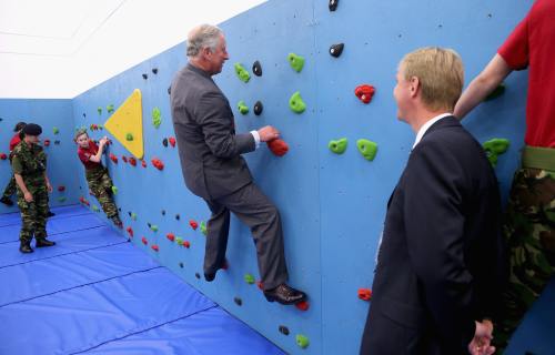 Şocant! Prinţul Charles, cocoţat pe un perete artificial de escaladă