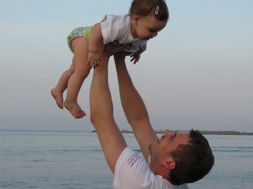 Foto: Dan Cruceru a plecat în prima vacanţă cu fiica lui, în vârstă de 11 luni