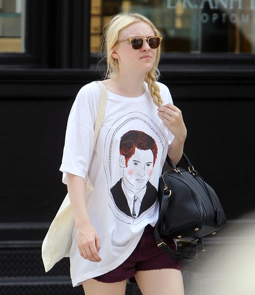 Foto: Dakota Fanning îl poartă pe prinţul Harry în piept