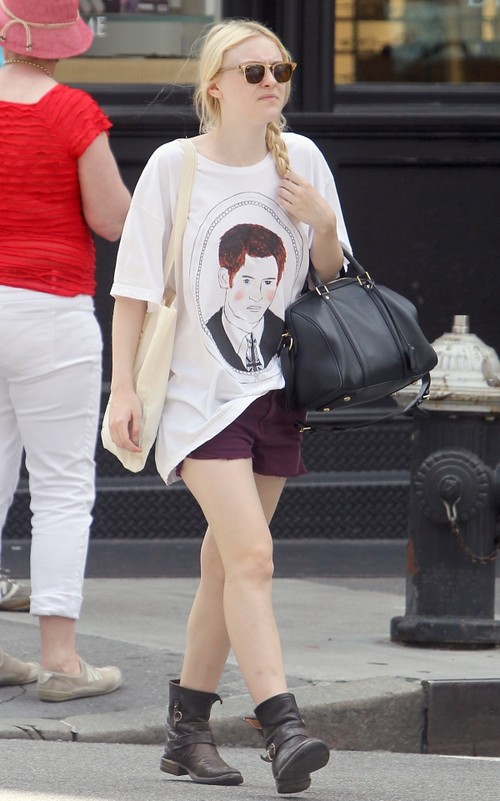 Foto: Dakota Fanning îl poartă pe prinţul Harry în piept