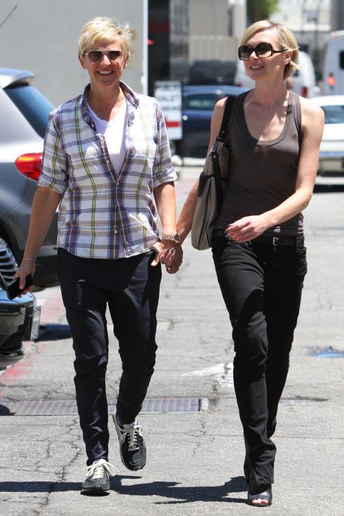 Lesbiene celebre: Ellen Degeneres şi Portia de Rossi, casual la o plimbare romantică