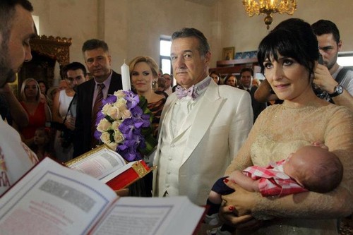 Foto: Gabi Firea şi-a botezat băieţelul. Uite cât de dulce e!