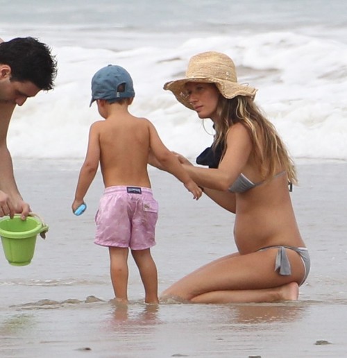 Foto: Gisele Bundchen, cu burtica la înaintare, pe plajă
