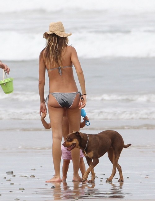 Foto: Gisele Bundchen, cu burtica la înaintare, pe plajă