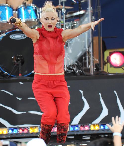 Poze: Gwen Stefani, în formă maximă pe scenă. Vezi cum arată!