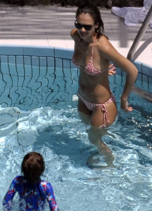 Foto: Jessica Alba, super hot în costum de baie