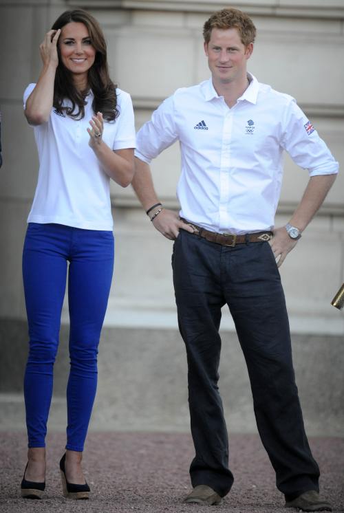 Jocurile Olimpice 2012: Kate, William şi Harry au primit Flacăra Olimpică