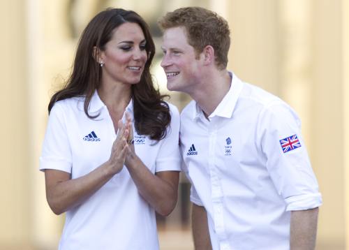 Jocurile Olimpice 2012: Kate, William şi Harry au primit Flacăra Olimpică