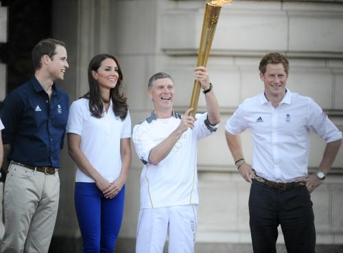 Jocurile Olimpice 2012: Kate, William şi Harry au primit Flacăra Olimpică