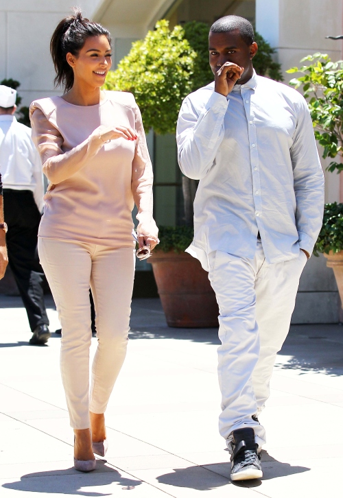 Schimbare radicală de look: Kim Kardashian s-a făcut fată cuminte!