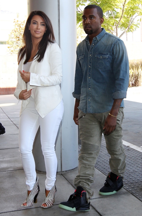Schimbare radicală de look: Kim Kardashian s-a făcut fată cuminte!