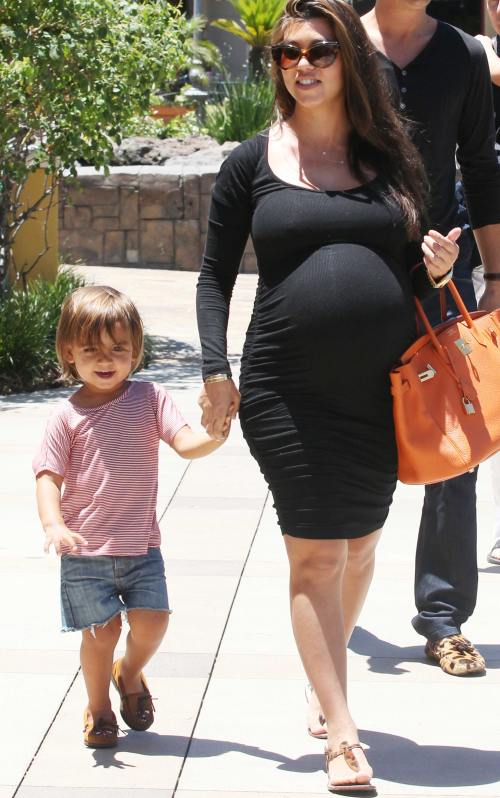 Kourtney Kardashian a născut o fetiţă. Află numele ei