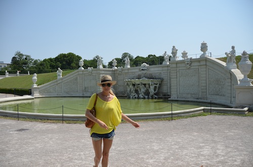 Laura Cosoi, diafană în ţinute de vară la Viena 