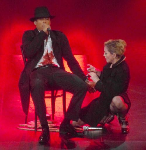 Poze: Madonna scandalizează din nou