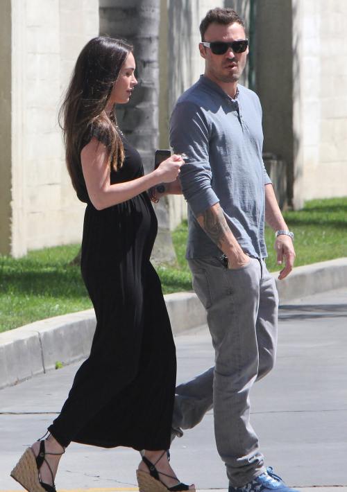 Megan Fox, cu burtica la plimbare. Vezi cum arată viitoarea mămică!