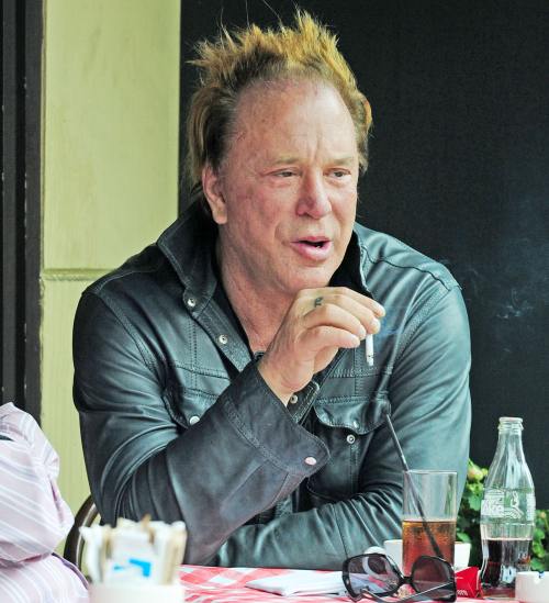 Wow! Uite ce freză ciudată are Mickey Rourke