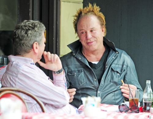 Wow! Uite ce freză ciudată are Mickey Rourke
