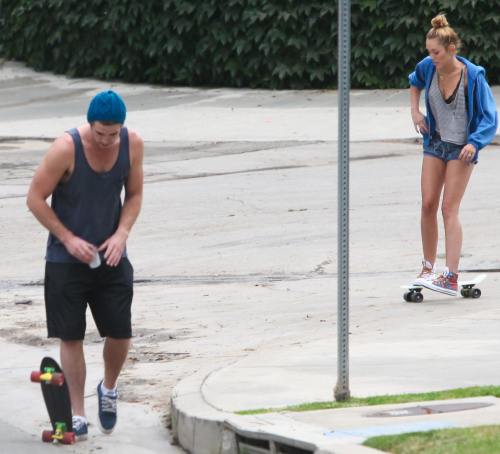 Poze: Miley Cyrus şi logodnicul, distracţie pe skateboard