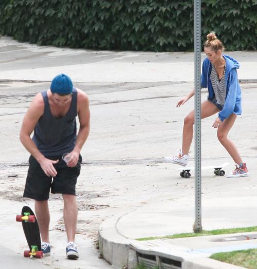 Poze: Miley Cyrus şi logodnicul, distracţie pe skateboard