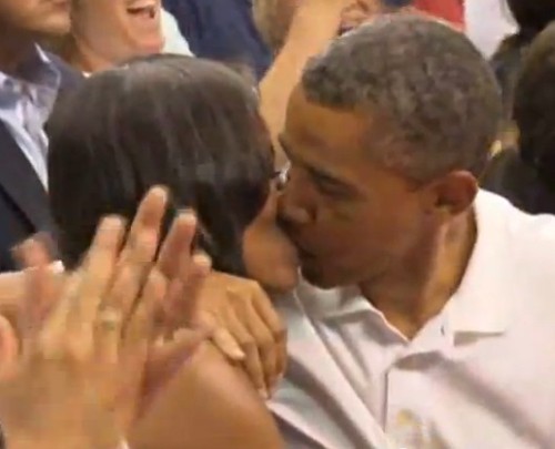 Foto: Preşedintele Obama şi soţia, sărut pasional la un meci de baschet
