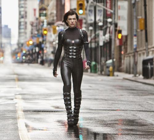 Poze: Ce sexy e Milla Jovovich în noul "Resident Evil"!
