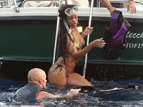Poze: Rihanna nu lasă sticla din mână nici în vacanţă