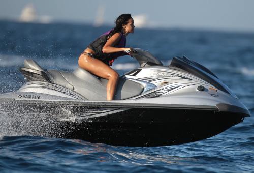 Poze: Rihanna în vacanţă. Vezi cum s-a distrat!