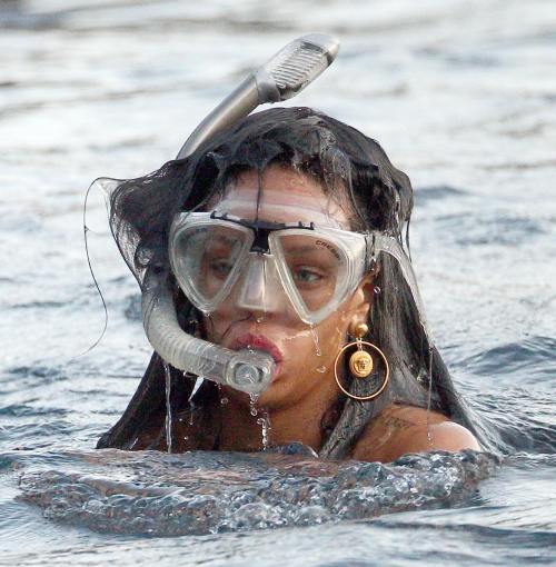 Poze: Rihanna nu lasă sticla din mână nici în vacanţă