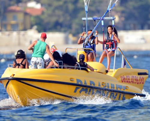 Poze: Cum se distrează Rihanna în vacanţă