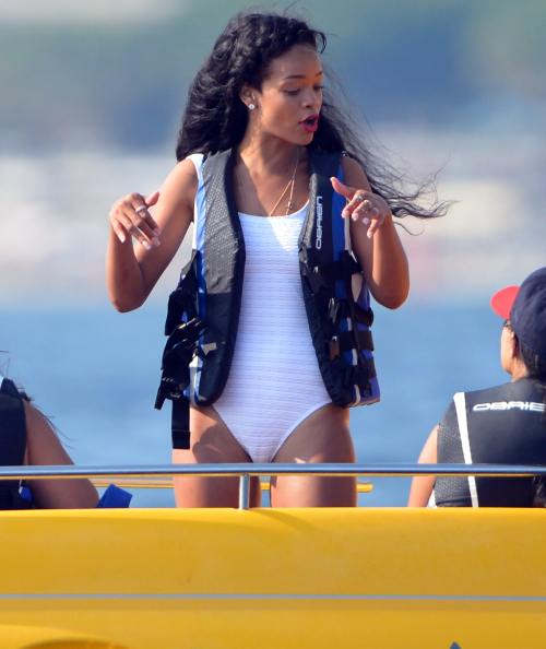 Poze: Cum se distrează Rihanna în vacanţă