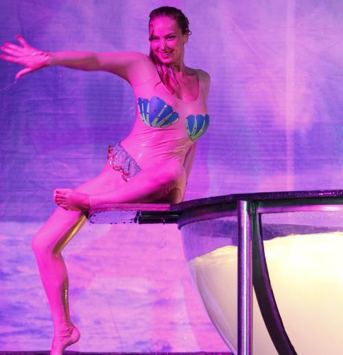 Uite ce sexy e Roxana Ionescu! Dans acvatic la circ!