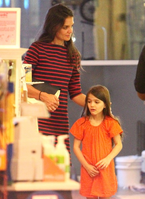 Foto: Katie Holmes îşi face fetiţa să sufere. Află de ce plânge Suri!