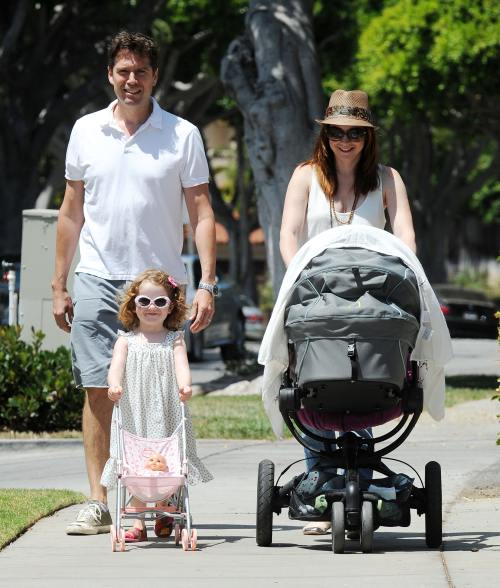 Ce drăguţ! Alyson Hannigan şi fetiţele ei la plimbare