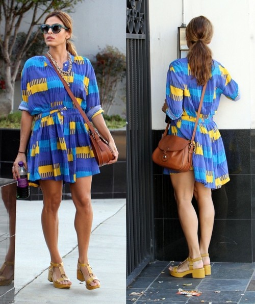 Eva Mendes arată foarte cool în albastru. Îţi place cum îi stă?