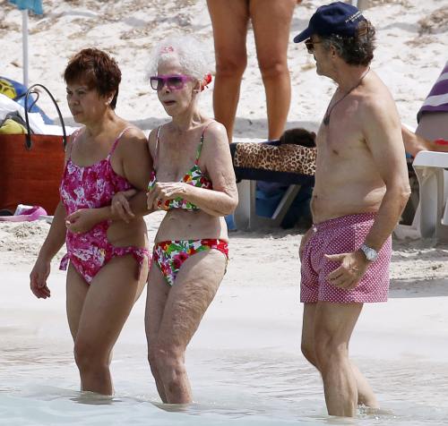 Poze horror! Ducesa de Alba în costum de baie