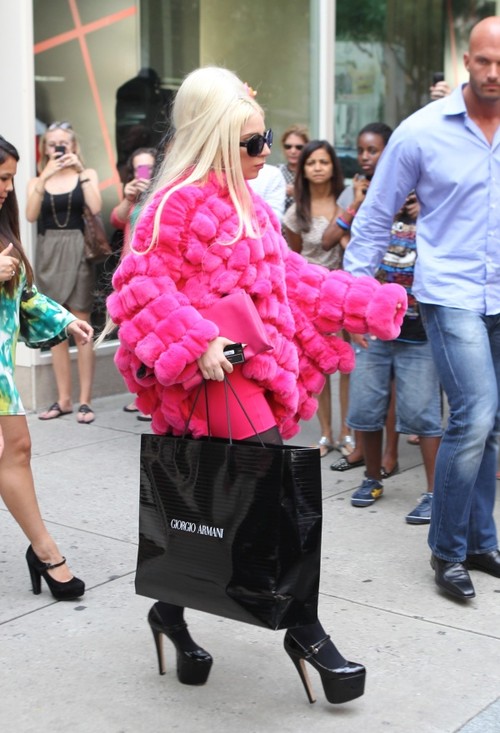 Poartă blană pe căldura asta! Lady Gaga duce moda la extrem