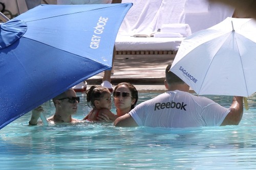 Super-vedetă la plajă. Uite ce poartă Jennifer Lopez la piscină