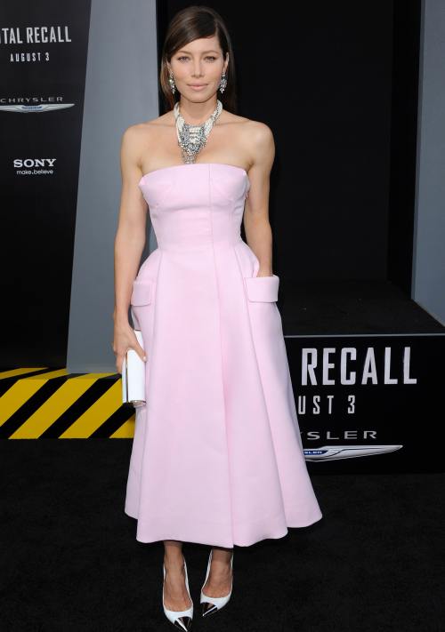 Wow! Ce rochie frumoasă a purtat Jessica Biel!