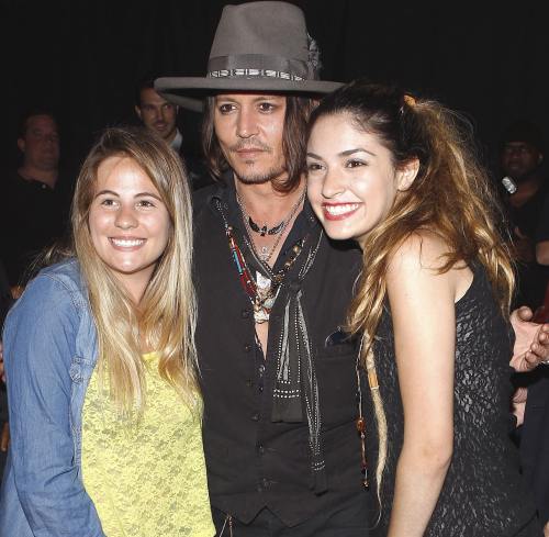 Îi prieşte burlăcia. Johnny Depp petrece cu admiratoarele