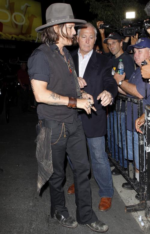 Îi prieşte burlăcia. Johnny Depp petrece cu admiratoarele
