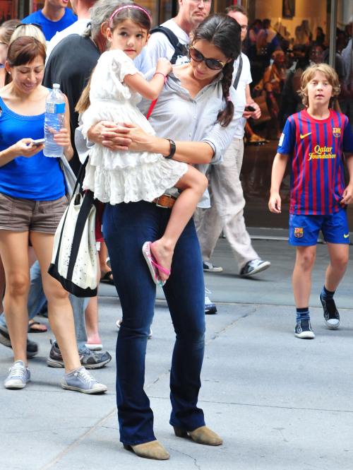 Poze: Katie Holmes şi micuţa Suri urmărite mereu de paparazzi