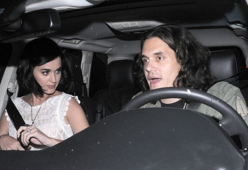 Katy Perry are un nou iubit. Cât de bine seamănă cu Russell Brand!
