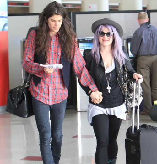 Kelly Osbourne cu părul mov şi piciorul în ghips