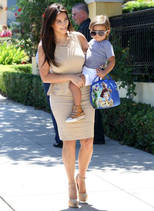 Foto: Kim Kardashian şi nepoţelul Mason la plimbare