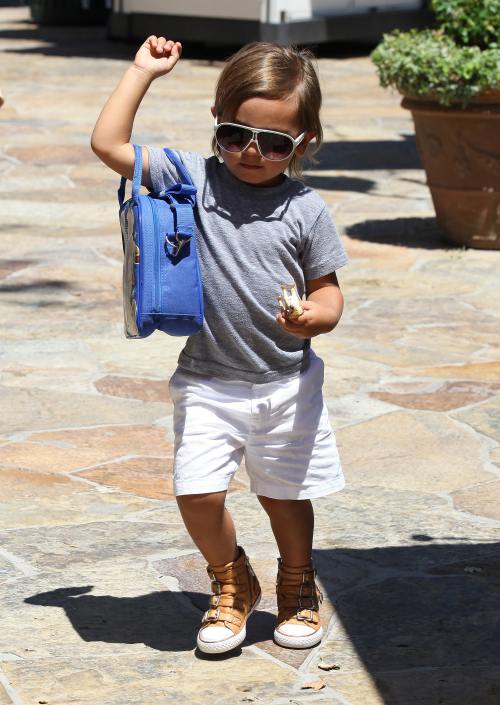 Foto: Kim Kardashian şi nepoţelul Mason la plimbare