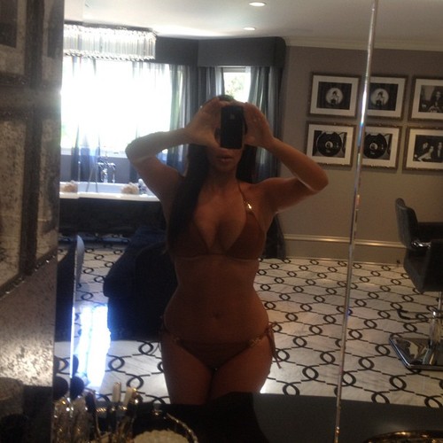 Kim Kardashian se laudă cu un costum de baie... cam mic