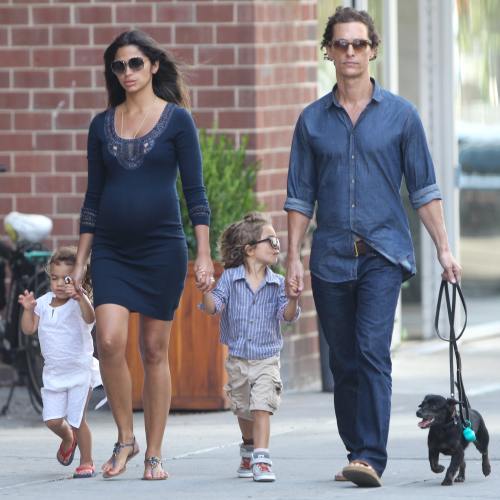 Familist convins! Matthew McConaughey, cu soţia şi copiii la plimbare!