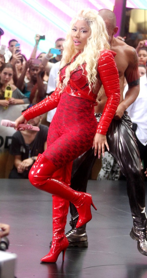 Oau! Nicki Minaj, îmbrăcată din nou oribil!