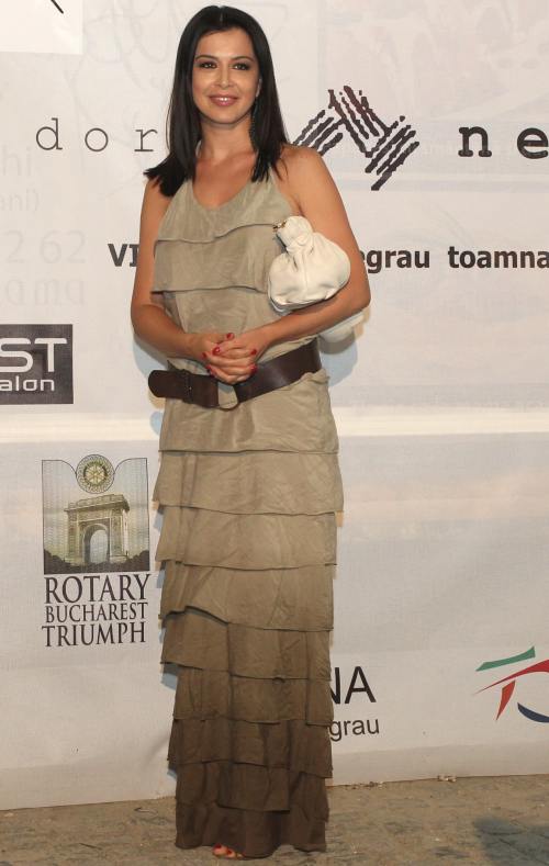 Simona Pătruleasa, elegantă într-o rochie cu volane. Cum ţi se pare ţinuta ei?
